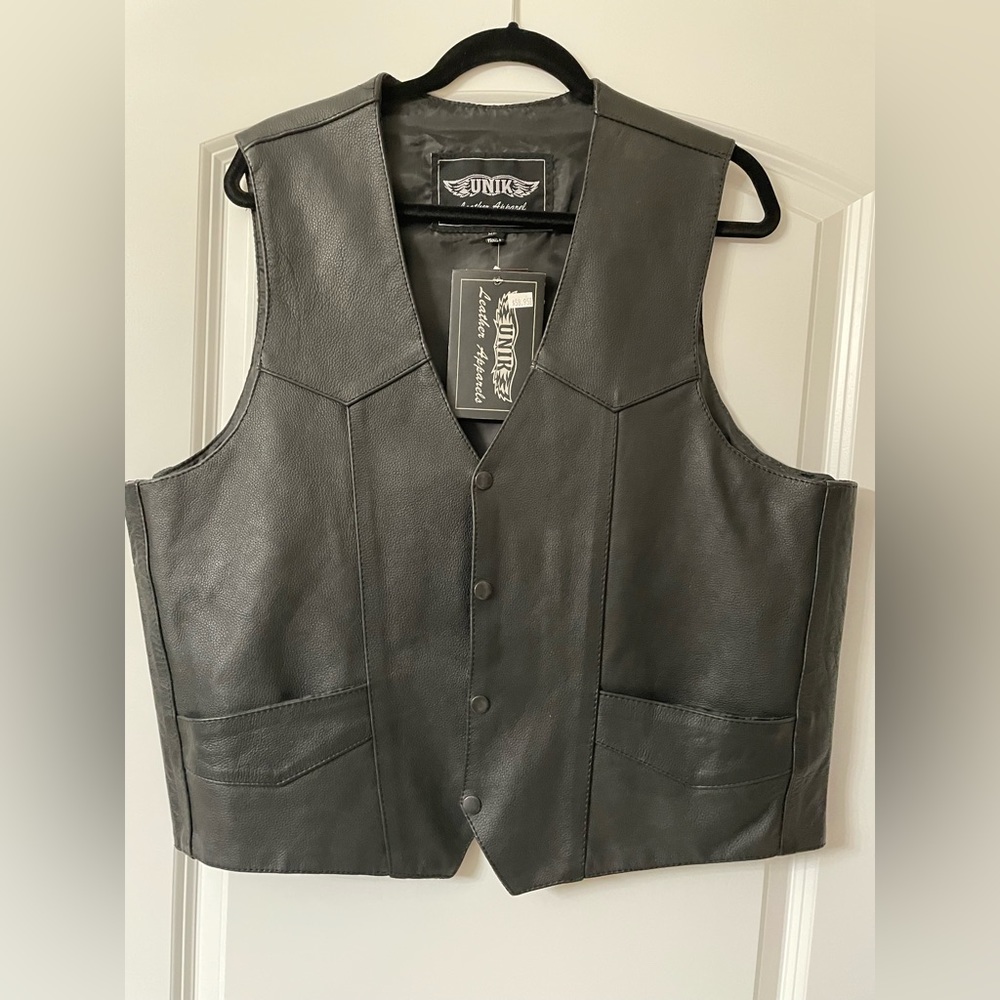 NWT Unik Men’s black leather motorcycle vest. Size XL.🏍️🏍️🏍️🏍️